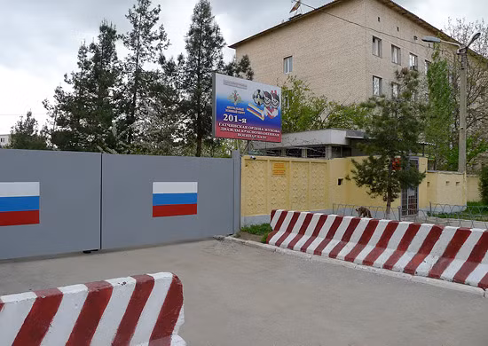 Ngoài ra, Căn cứ Quân sự 201 của Nga tại Tajikistan cũng đã được tiến hành tái vũ trang quy mô lớn trong suốt cả năm qua. Cuộc tái vũ trang bao gồm nhiêu hệ thống điện tử hiện đại nhất của Nga như Vebra, hoạt động trong mọi thời tiết.