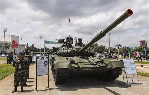 Được biết, hiện nay Lào đã có cho mình ~ 100 chiếc xe tăng chủ lực T-72B1MS Đại Bàng Trắng trong hàng ngũ Lục quân của nước này.