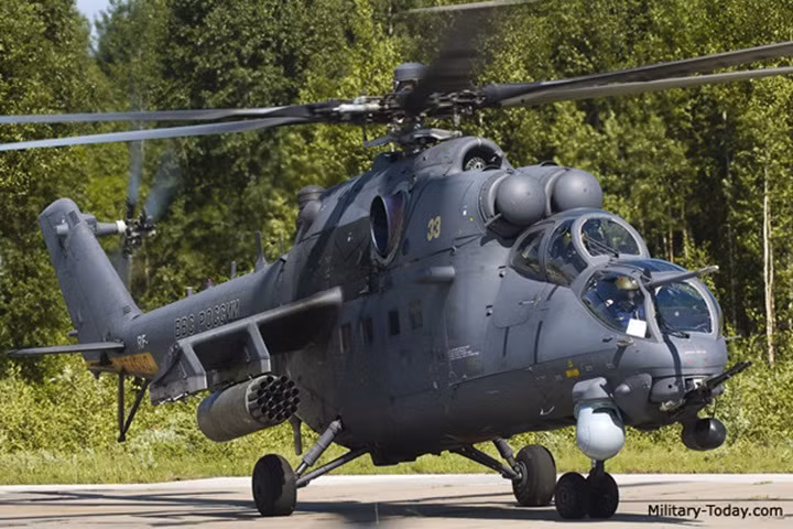 Tiếp đến có Mi-35M, một siêu trực thăng tấn công của Nga. Đây là một biến thể hiện đoại hoá từ “vua” trực thăng, hay “xe tăng bay” Mi-24 nổi tiếng của quốc gia này.