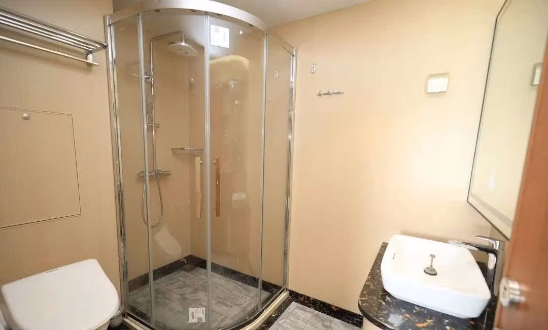 Sạch sẽ cũng là một điều thiết yếu, khi các thuỷ thủ đoàn sẽ lênh đênh trên hải trình với khoảng thời gian dài, chính vì vậy khu vực vệ sinh của các thuỷ thủ đoàn cũng được bài trí để tạo cảm giác thoải mái nhất. 