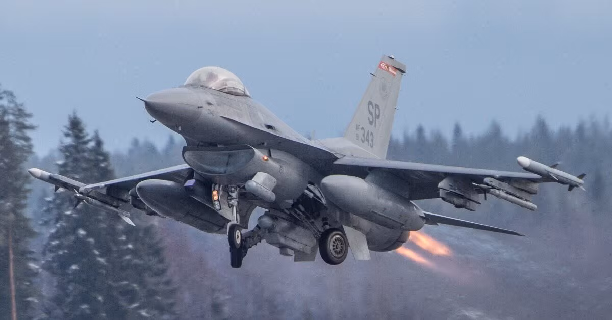 Sở hữu hoả lực mạnh mẽ, việc trang bị động cơ Pratt &amp; Whitney F-100-PW-220 công suất lớn, cho phép F-16 còn sở hữu khả năng linh hoạt, cơ động cao khi gia tốc tối đa có thể đạt đến Mach 2.