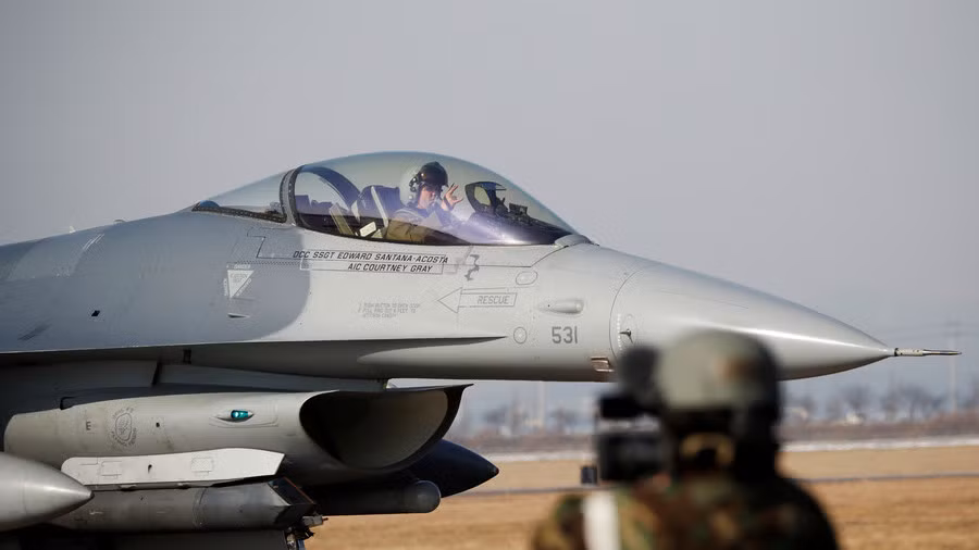 Về thông số, các F-16 có cho mình chiều dài thân là 15.06m, sải cánh rộng 9.96m và chiều cao đạt 4.88m, với 1 phi hành đoàn.