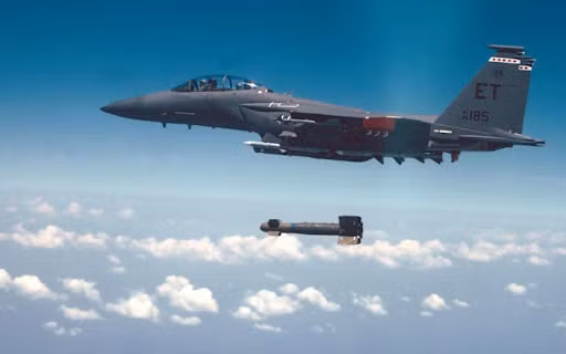 Cùng các tên lửa hành trình đối đất như AGM-84E SLAM-ER với uy lực lớn và các loại bom đa dụng khác nhau, cho phép F-15K thực hiện các cuộc oanh kích lớn, phá nát mặt trận đối phương.