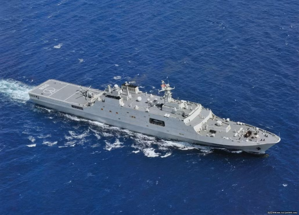 Với tàu đổ bộ Type 071E, Trung Quốc đã phát triển nó kích thước lần lượt 210x28x7m. mang tải trọng choán nước lên tới 25.000 tấn khi toàn tải, giúp con tàu mang sức chứa lớn, dễ dàng triển khai các trực thăng mang theo, theo thiết kế là gồm 4 chiếc trực thăng hải quân Z-8 Super Frelon. Nguồn ảnh: krespy.pi.