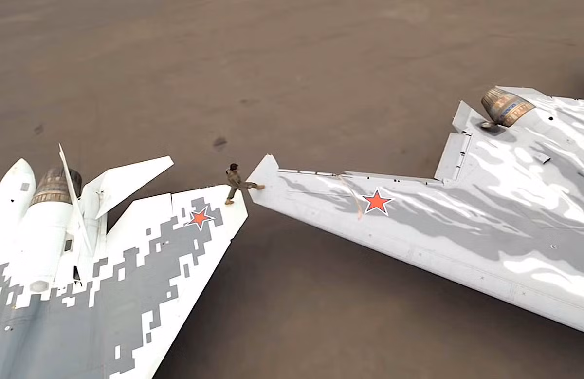Phóng viên của TV Zvezda nói rằng Okhotnik nhỏ hơn máy bay chiến đấu tiên tiến Su-57 Felon của Sukhoi. Tuy nhiên, một đoạn clip ghi lại cảnh một người bước từ cánh của một trong những chiếc máy bay đó đó lên máy bay S-70 cho thấy sự khác biệt về kích thước, đặc biệt là về sải cánh, là rất ít.