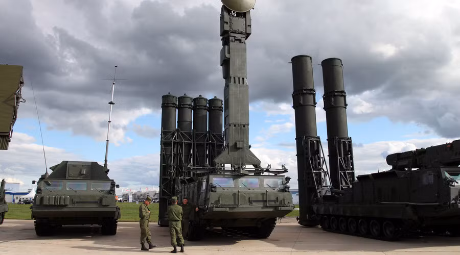 Nó chủ yếu được sử dụng ở châu Á và Đông Âu, bao gồm cả ba nước thành viên NATO là : Bulgaria , Hy Lạp và Slovakia . Ngoài ra còn một phiên bản đời mới của hệ thống S-300 là S-400 ( tên báo cáo của NATO là SA-21 Growler ) đã được đưa vào biên chế hạn chế từ năm 2004.