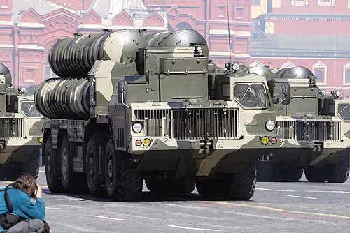 Theo Hãng thông tấn INA của Iraq, một phái đoàn của nước này đã đến thăm Nga, nơi Iran tổ chức các cuộc đàm phán về việc mua hệ thống tên lửa S-300. Tuy nhiên, nhà lập pháp lưu ý rằng thỏa thuận hiện đang "tạm dừng".