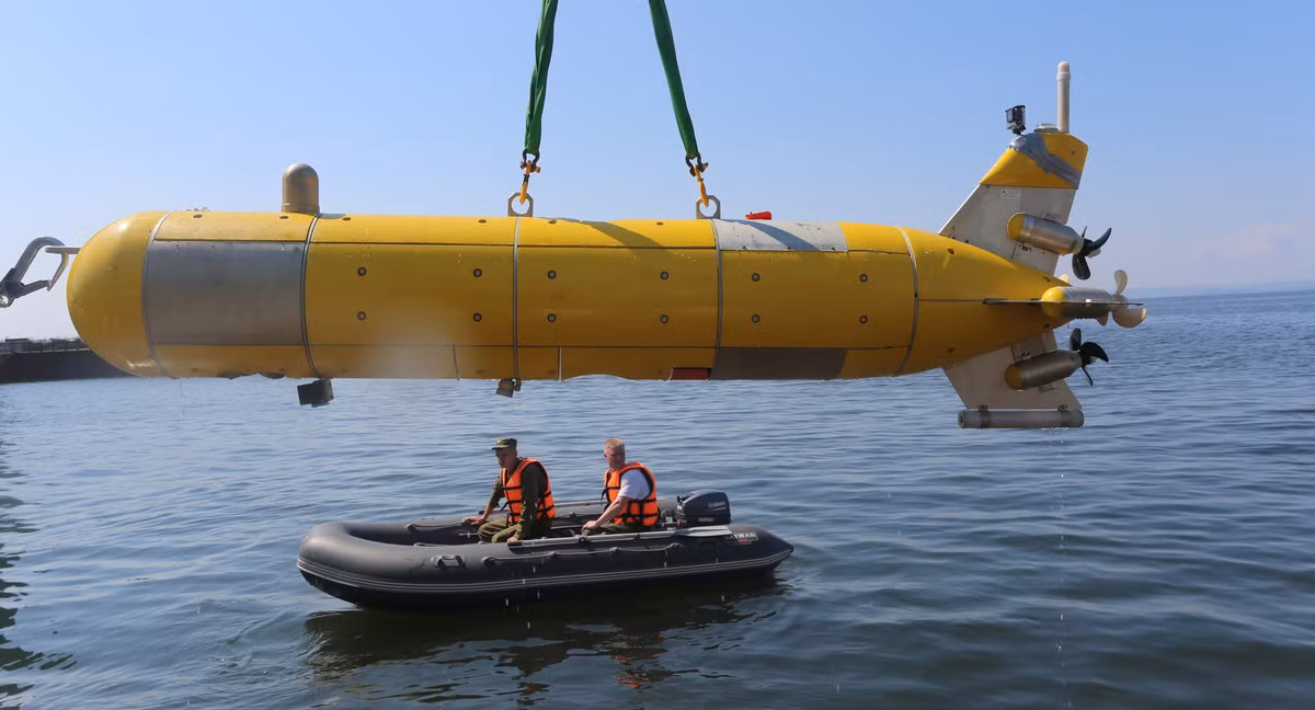 Theo những gì được biết đến, các UUV Poseidon có thể lặn sâu tới trên 1000m, di chuyển với tốc độ tối đa lên tới 200km/h, kết hợp với các nền tảng vũ khí tối tân của Nga như tên lửa Zircon, chắc chắn sẽ cực kỳ “đáng sợ” đối với các tàu sân bay địch. Nguồn ảnh: russiadaily.news.