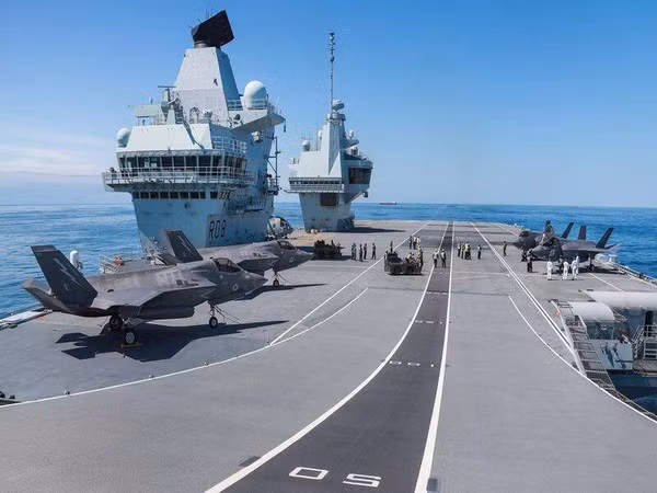 Đặc biệt, hiện nay chỉ có mỗi F-35B là các chiến đấu cơ thuộc biên chế Không quân Hoàng gia Anh là có thể hoạt động trên các tàu sân bay này, sau khi những chiếc Harrier cuối cùng của Anh nghỉ hưu vào năm 2010.