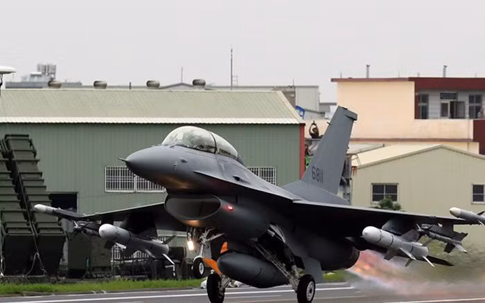Còn về sự vượt trội của các F-16V này đối với thế hệ cũ, đầu tiên là về động cơ, chúng được mang bộ động cơ phức tạp hơn, chi phí bảo dưỡng là cao hơn, nhưng sức mạnh cũng vượt trội hơn đáng kể.