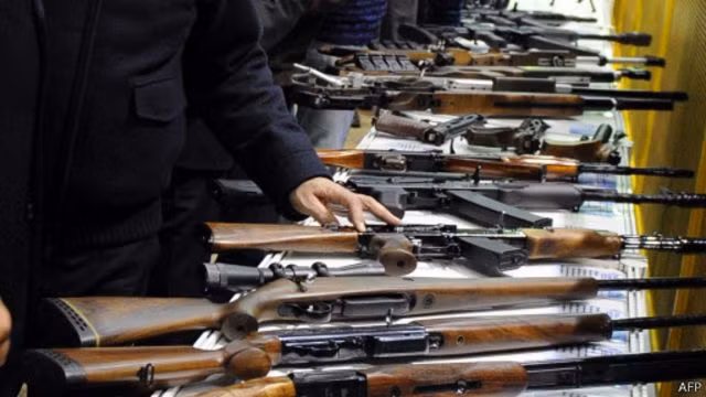 AK-47 hay còn được gọi là súng trường tự động Kalashnikov, đây là một trong những súng trường tấn công hoặc súng tiểu liên thông dụng nhất thế kỷ 20.