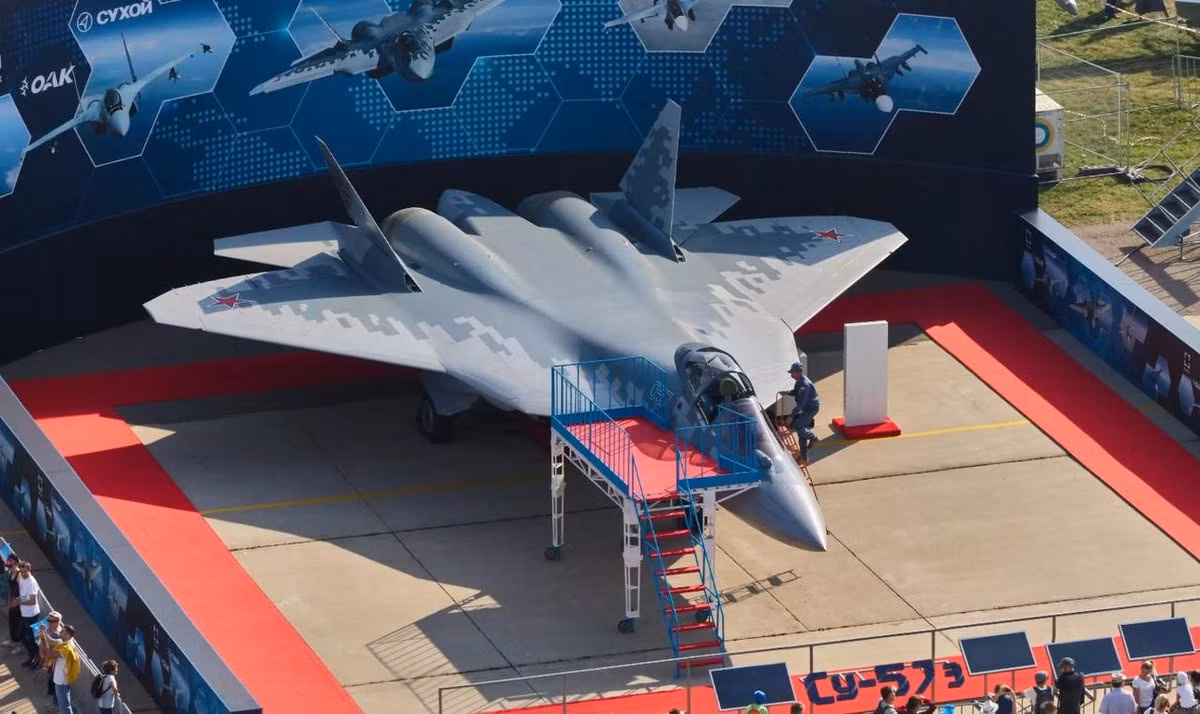 Các tiêm kích Su-57 này được thiết kế với chiều dài thân là 19.8m, độ rộng sải cánh là 14m và độ cao đạt 6.05m. Tải trọng cất cánh tối đa của nó đạt đến trên 37 tấn, với tới 14-16 tấn là tải trọng vũ khí nó mang theo.