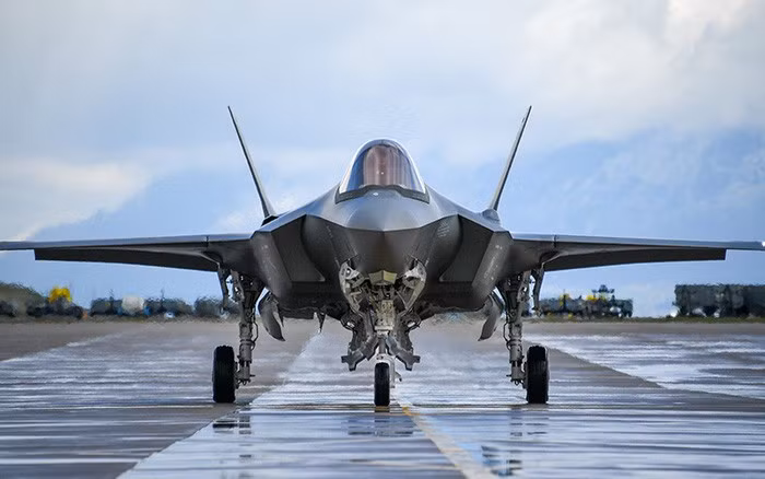 “Tất nhiên, F-35 với khả năng tàng hình sẽ vượt trội hơn Su-35 của Nga, nhưng đối với các nước như Thổ Nhĩ Kỳ, Ai Cập và có thể là cả Algeria thì tiêm kích Nga là một sự bổ sung vũ trang đáng được mong đợi.” 19FortyFive cho biết. 