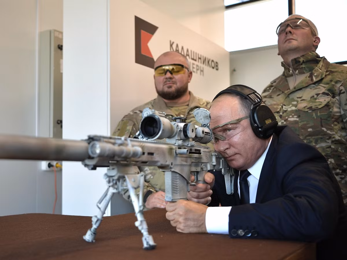 Tổng thống Vladimir Putin, đồng thời là Tổng tư lệnh tối cao các lực lượng vũ trang Nga từng đích thân bắn thử súng trường bắn tỉa đa nhiệm hiện đại này với các mục tiêu giả định.