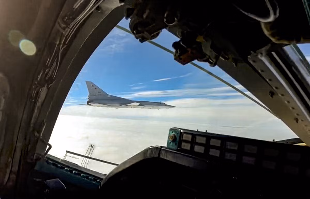 Vào hôm 11/11 vừa qua, đã có 2 chiếc Tu-160 thuộc biên chế Lực lượng Phòng không Nga xuất kích, bắt đầu cuộc tuần tra chung với Không quân Belarus ở khu vực. Theo đánh giá, khả năng tương tác giữa phi công 2 nước được cho là rất tốt, tương tác cao suốt chuyến bay.