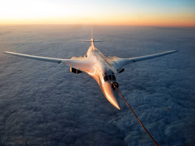 Vì có thể nói, chỉ riêng về sức mạnh, khả năng của Tu-160 Nga đã là không cần bàn cãi. Với các kỷ lục cá nhân, với khả năng thực tế, oanh tạc cơ chiến lược hạng nặng này của Nga là cực kỳ đáng gờm.