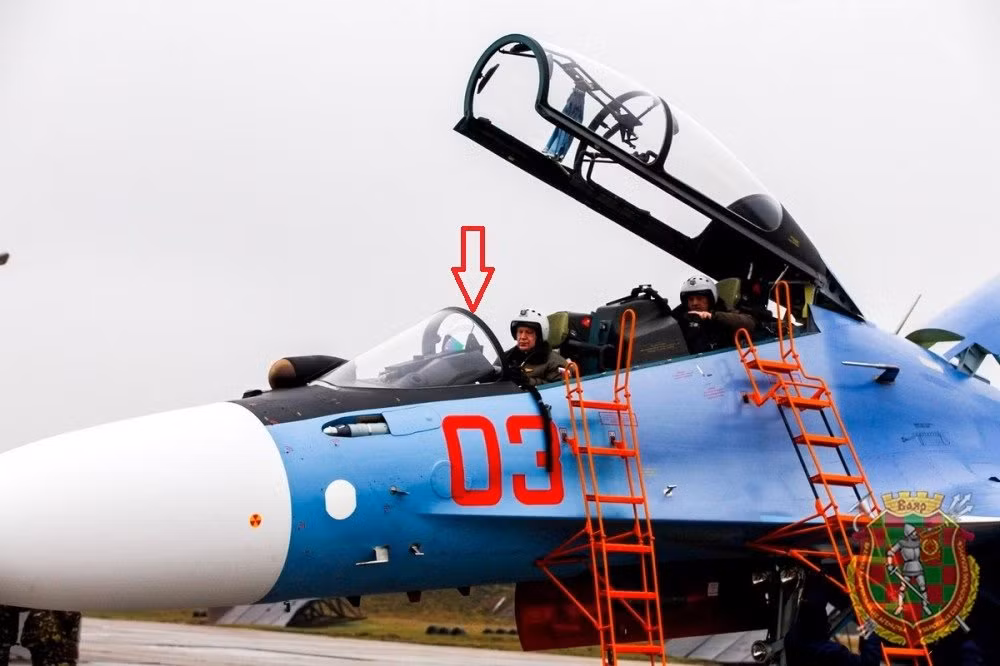 Sẽ có sự xuất hiện của 2 phi công trong kíp lái Su-30SM, với sự phối hợp của 2 phi công này, việc vận hành Su-30SM cùng vũ trang đa nhiệm tối tân được trang bị sẵn sẽ rất tối ưu, và chắc chắn, các Su-30SM Belarus là một “thủ vệ” rất đắc lực cho các Tu.-160 Nga.