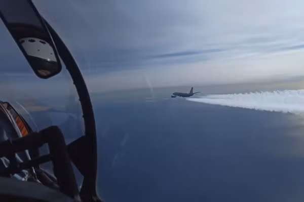 Ngay lập tức, một tiêm kích Su-30SM và một chiến đấu cơ Su-27 thuộc lực lượng cảnh báo phản ứng nhanh Quân khu phía Nam của Nga đã được điều động xuất kích, với mục tiêu được xác định và tiến hành đánh chặn.