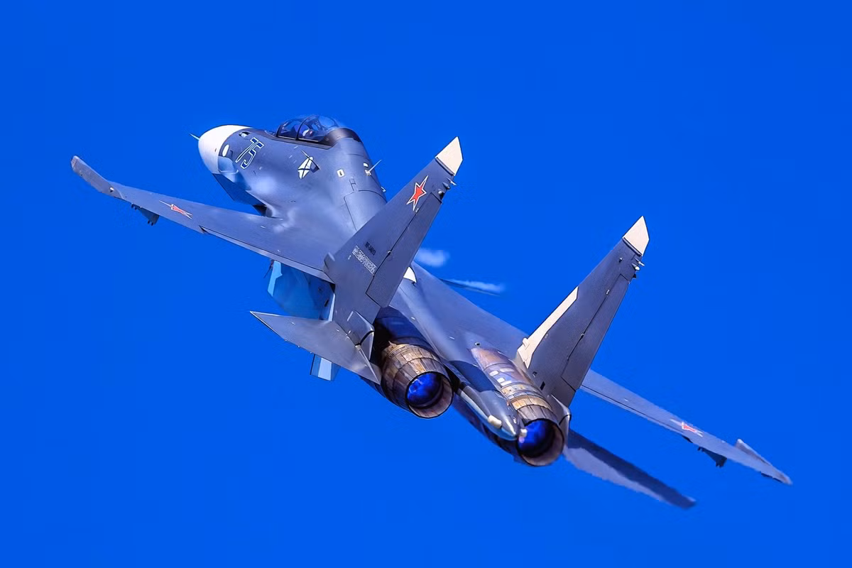 Về sự cơ động, các tiêm kích Su-30SM được trang bị bộ động cơ đôi AL-31FP mạnh mẽ, giúp chúng đạt tốc độ tối đa có thể lên đến trên Mach 2, tầm bay dao động khoảng 3.000km, đủ sự bền bỉ.