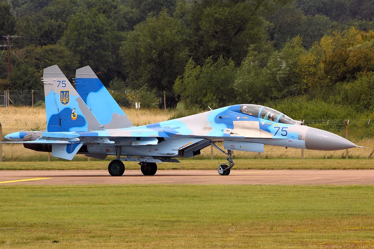 Còn về các Su-27, giống như Su-30SM kể trên, chúng đều được phát triển bỡi hãng hàng không Sukhoi của Nga. Các tiêm kích Su-27 này của Không quân Nga còn có hiệu NATO là Flanker.