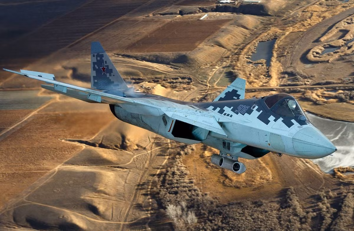 Ngoài tốc độ “đáng gờm”, các tiêm kích đa nhiệm Su-57 còn mang công nghệ tàng hình tối tân, khiến chúng trở nên khó phát hiện hơn, đây cũng là một “thử thách” khá lớn. Nguồn ảnh: russiadefence.net.