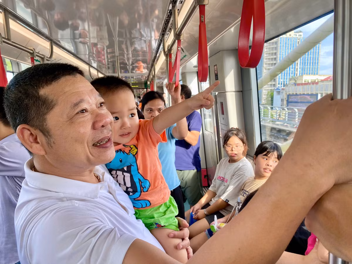 Ngày cuối tuần nhiều phụ huynh cho cả gia đình đi trải nghiệm tuyến tàu điện Nhổn.