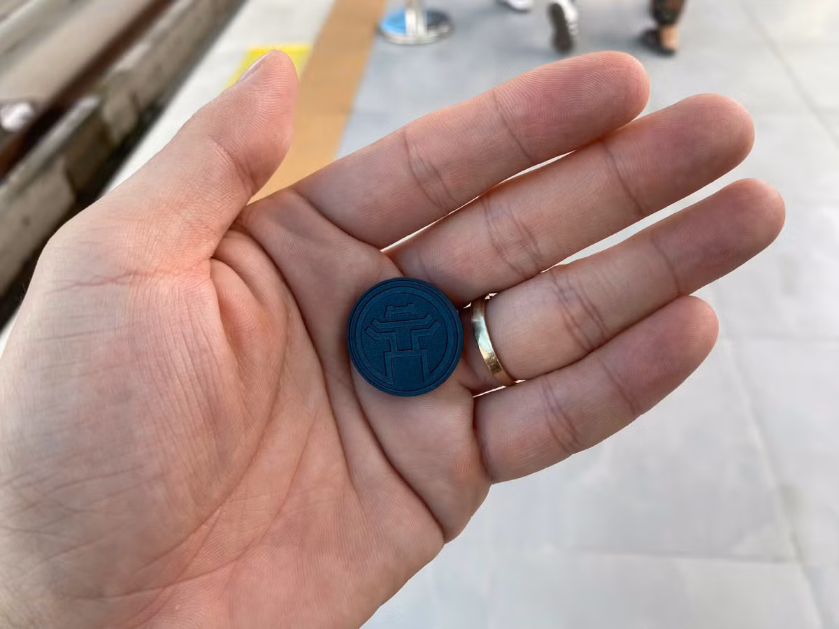 Thẻ gắn chíp được in hình Khuê Văn Các mang đậm nét đặc trưng Hà Nội. Tuy nhiên, nhiều khách hàng phản ánh do thẻ quá bé nên dễ bị rơi, mất.
