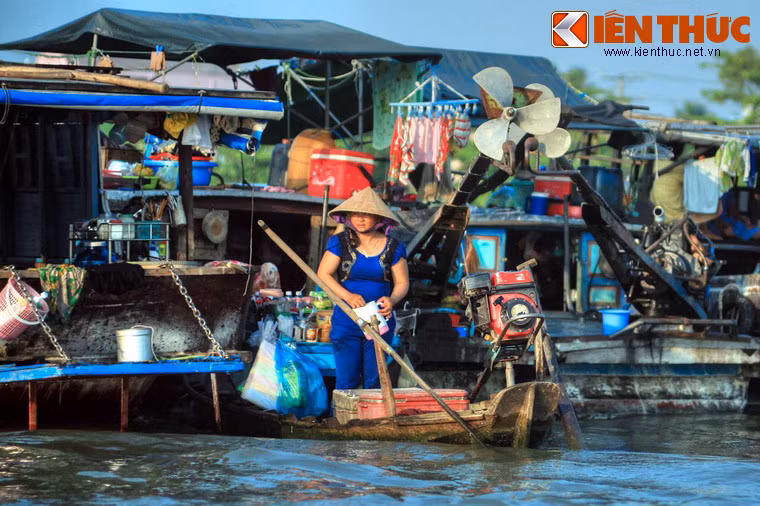 Với những người phụ nữ ở nơi đây, con thuyền chính là tổ ấm, nơi họ chăm sóc chồng con và quán xuyến mọi công việc gia đình.