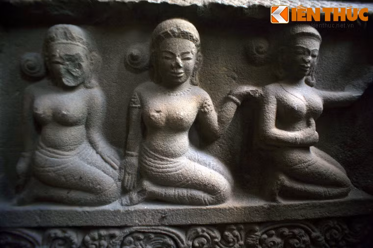Hình tượng các phụ nữ ngực trần trên một đài thờ của người Chăm cổ.