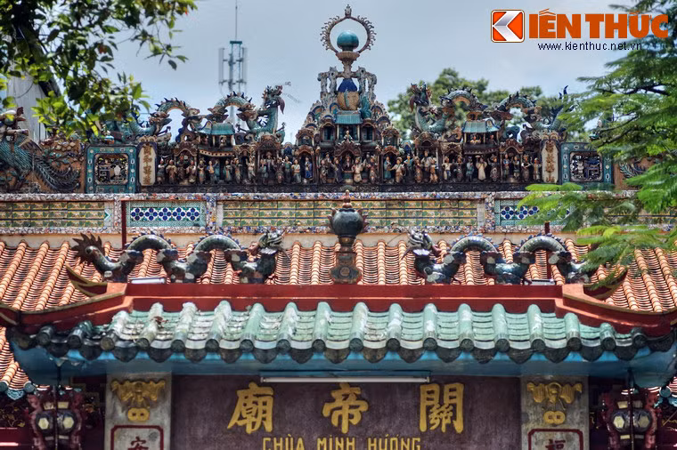 Trên đỉnh mái hội quán là hệ thống mô hình, phù điêu bằng gốm sứ được tạo tác rất sinh động và tinh xảo.