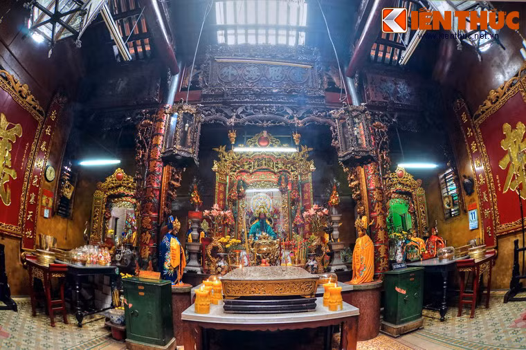 Khu vực chính điện được chiếu sáng bằng ánh sáng tự nhiên rọi xuống từ phần mái được ốp kính. Các ban thờ ở đây được chạm khảm tinh xảo và dát vàng rực rỡ.