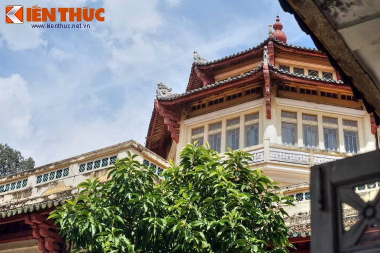 Các trang trí kiến trúc trên mặt tiền và nội thất sử dụng nhiều chi tiết, hoạ tiết, hoa văn... mang âm hưởng truyền thống Á Đông và Việt Nam.