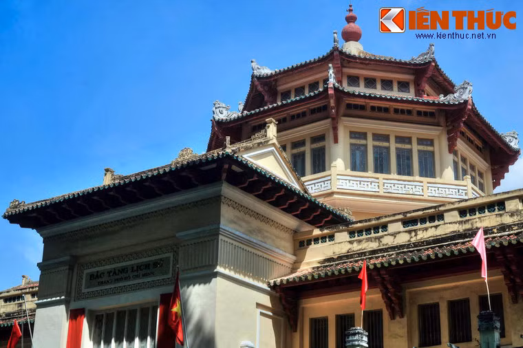 Công trình do KTS Pháp Delaval thiết kế, mang lối kiến trúc Đông Dương cách tân (Styleindochinois). Đây là phong cách kiến trúc kết hợp giữa kiến trúc châu Âu và kiến trúc bản địa, khai thác các yếu tố truyền thống địa phương. Năm 1970, bảo tàng được xây dựng thêm phần phía sau.
