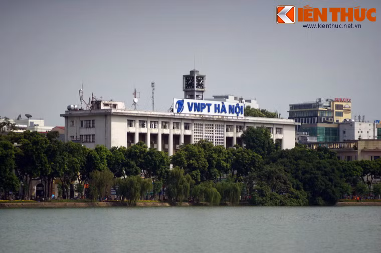 Trong lịch sử tồn tại của mình, Bưu điện Hà Nội đã trải qua nhiều biến cố lịch sử. Trong cuộc Kháng chiến toàn quốc tháng 12/1946, nhiều trận chiến ác liệt đã diễn ra tại đây qua lực lượng phòng thủ của Việt Minh và quân đội Pháp.