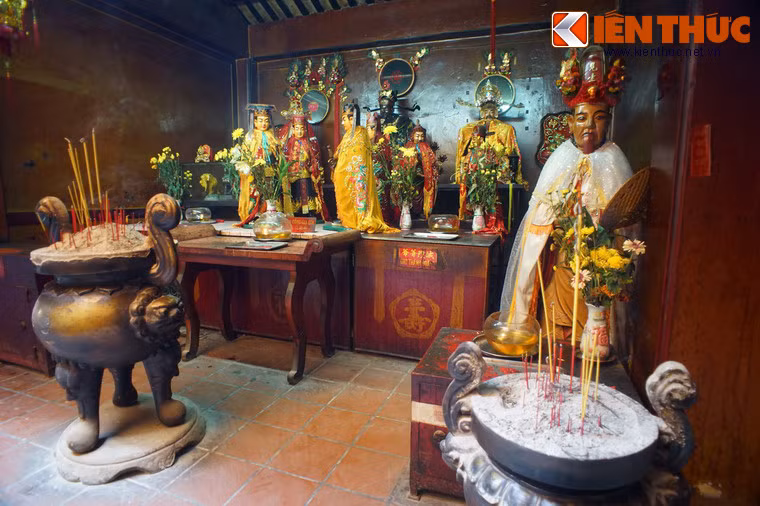 Ngoài hội quán Hà Chương, những địa điểm nổi tiếng khác của người Hoa tại TP HCM có thờ Bao Công là hội quán Ôn Lăng (quận 5) và miếu Phù Châu (quận Gò Vấp).