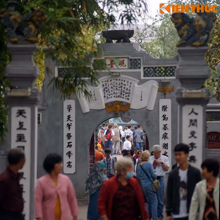 Một công trình gắn liền với Tháp Bút là Đài Nghiên, nằm trên cánh cổng ở đầu cầu Thê Húc.