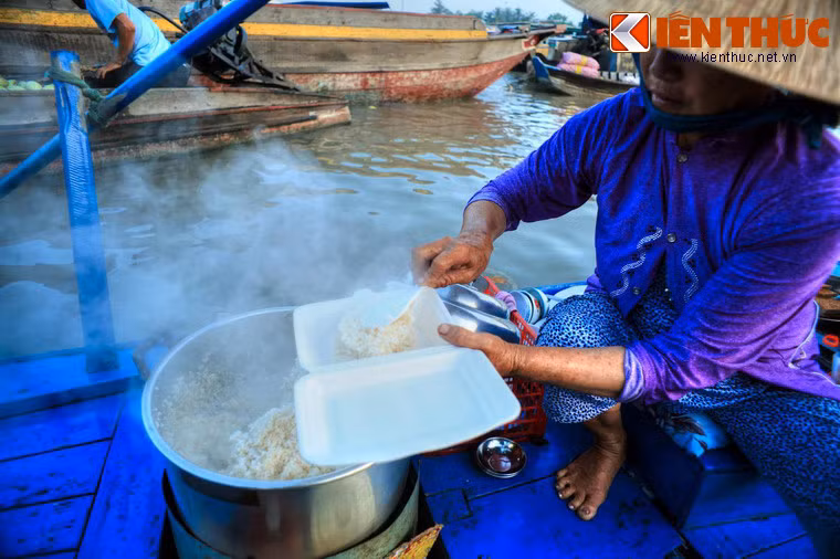 Thường thức ẩm thực tại các "quán ăn nổi" ở chợ Cái Bè là trải nghiệm khó quên với du khách phương xa.