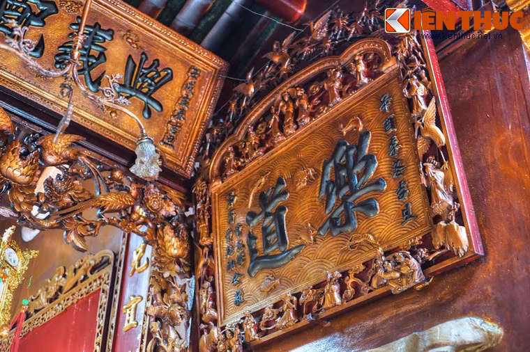 Trên 24 bức hoành phi, 4 tấm biển gỗ lớn và 8 cặp liễn đối, các nghệ nhân đã dùng kỹ thuật chạm chìm, chạm nổi để tạo nên các dây hoa, rồng, phụng xen với các nét chữ Hán mạnh mẽ hoặc uyển chuyển, bay bướm, truyền tải sự tôn kính đối với các vị thánh, thần được tôn thờ tại đây.