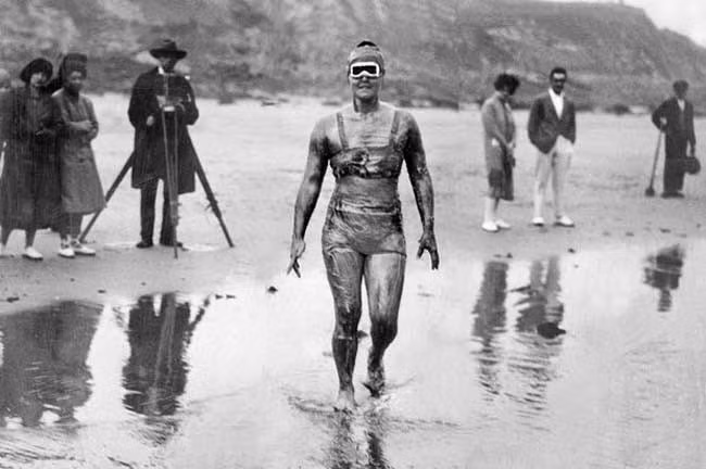 Gertrude Ederle, người phụ nữ đầu tiên bơi qua eo biển Manche nằm giữa Anh và Pháp, 1926. Ảnh: Vintag.