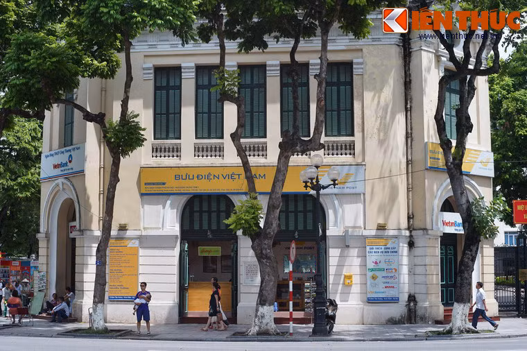 Do chật chội và xuống cấp, từ năm 1910 trở đi, tòa nhà đã được tu sửa và mở rộng nhiều lần.
