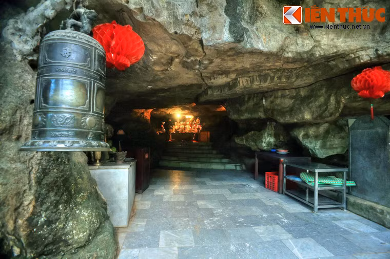 Lối vào động Tối. Động này lớn hơn hang Sáng, gồm 7 buồng, là nơi thờ Mẫu và Tiên.