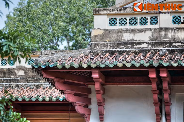 Hệ thống mái ở các phần còn lại của bảo tàng được lợp ngói ống và đua ra khỏi tường bằng những cong-xon.