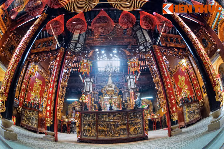Đặc biệt, trong hội quán còn có ba tủ thờ hiện vật trưng bày trang trí bằng đồng và các bộ bàn, ghế, giường đồ gổ xưa đời nhà Thanh Trung Quốc.