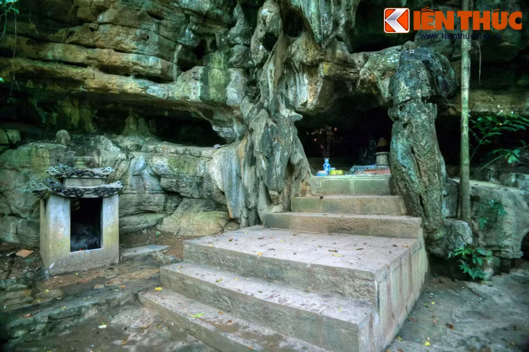Đền thờ Sư tổ nằm ở một hốc đá bên đường lên đền thánh Nguyễn.