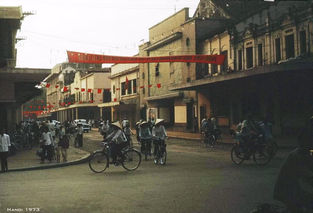 Ngã tư Ngô Quyền - Tràng Tiền, tòa nhà ở giữa là rạp Công Nhân. Ảnh: Manhhai Flickr.