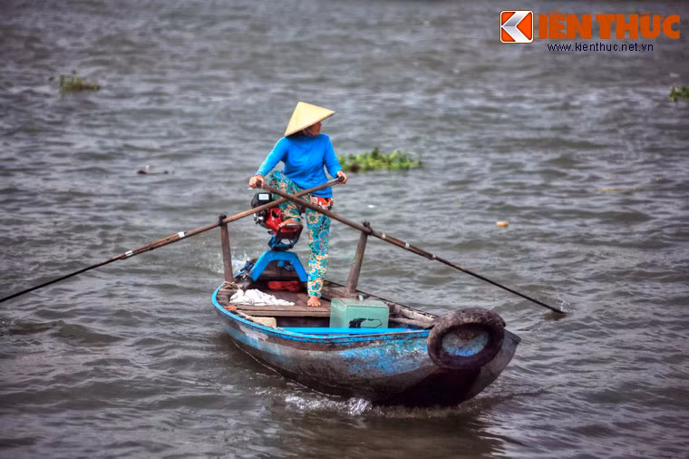 Chứng kiến sự tháo vát của người phụ nữ Việt nơi sông nước, không ít du khách phương xa đã phải trầm trồ thán phục...