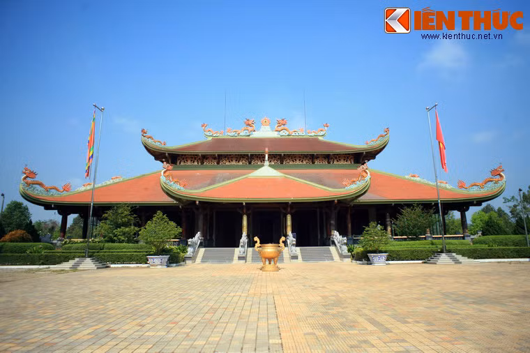 Khu chính điện của đền mang kiến trúc truyền thống Việt Nam với hai tầng mái cao cùng các đầu đao vút cong. Phía trong đền, chính giữa có tượng Chủ tịch Hồ Chí Minh, tả, hữu là hai hương án thờ các bậc tiền hiền tiên liệt và đồng bào, chiến sĩ đã hy sinh, chưa tìm được tên.