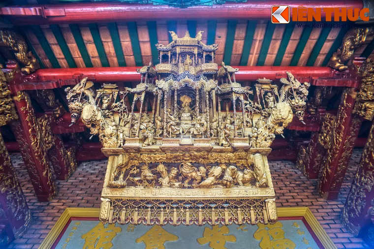 Bức phù trên cổng tiền điện, tượng trưng cho con thuyền linh thiêng đã đưa người Hoa từ cố quốc đi khắp bốn bể.