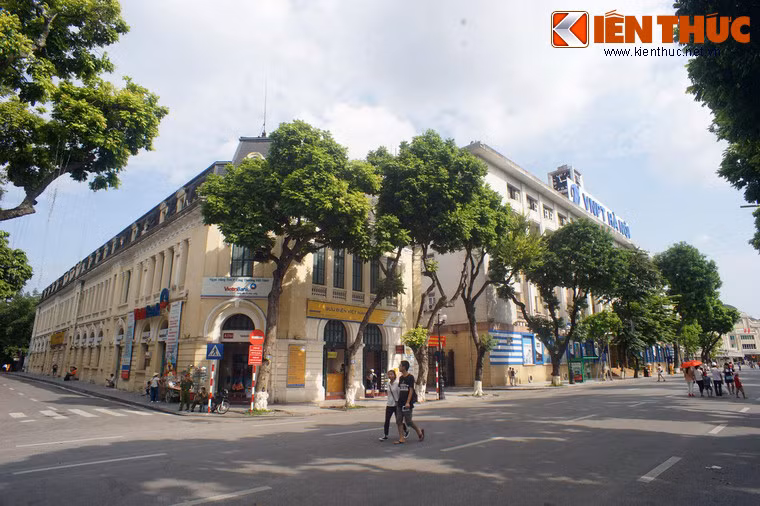 Tòa nhà đầu tiên của Sở bưu điện Hà Nội do kiến trúc sư Henri Vildieu thiết kế và xây dựng vào các năm 1893 – 1899 theo phong cách kiến trúc tân cổ điển. Mặt chính của tòa nhà trông ra đại lộ Francis Garnier, mặt bên trông ra phố Chavassieux (phố Lê Thạch ngày nay).
