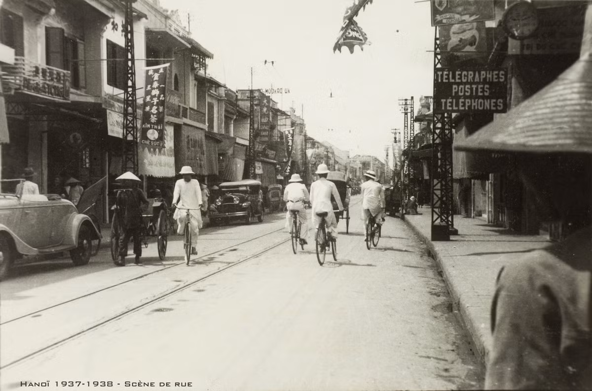 Tuyến phố Hàng Ngang - Hàng Đào với đường ray xe điện ở giữa lòng đường, Hà Nội năm 1937-1938. Ảnh: Musée de l'Homme.